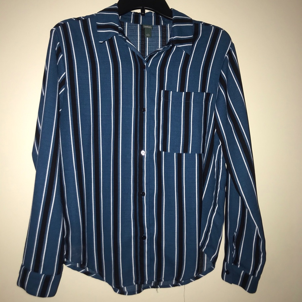 Fashion striped button up dressy blouse. 💙